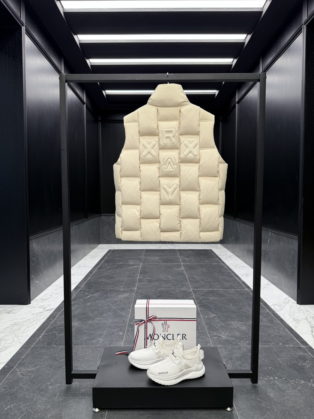 特级羽绒⬆️Moncler x ChristoPher Raxxy 明星同款 男女款3D绗缝拉链羽绒马甲