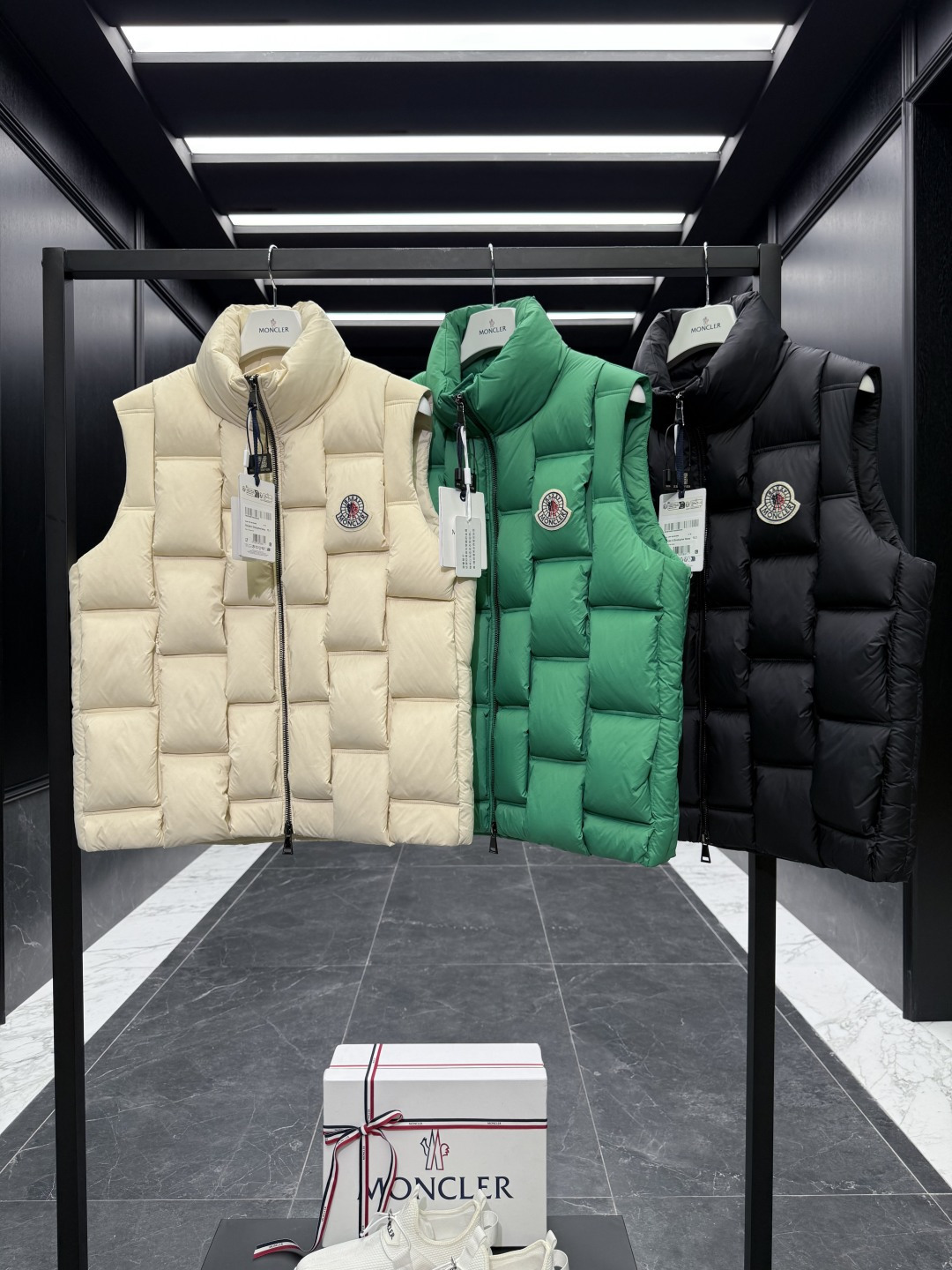 Moncler x ChristoPher Raxxy明星同款男女款3D绗缝拉链羽绒马甲.三色实拍展示.