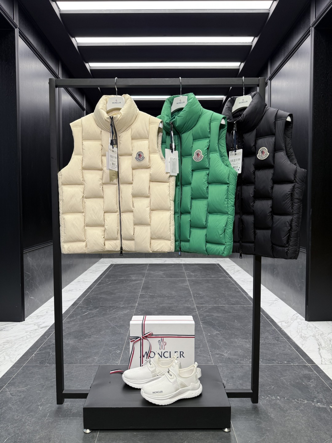 Moncler x ChristoPher Raxxy明星同款男女款3D绗缝拉链羽绒马甲.三色实拍展示.