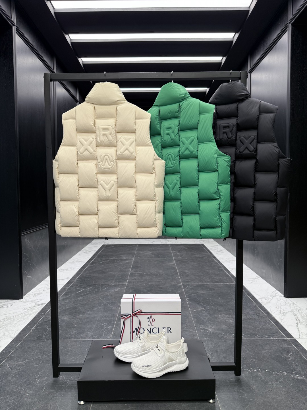 Moncler x ChristoPher Raxxy明星同款男女款3D绗缝拉链羽绒马甲.三色实拍展示.