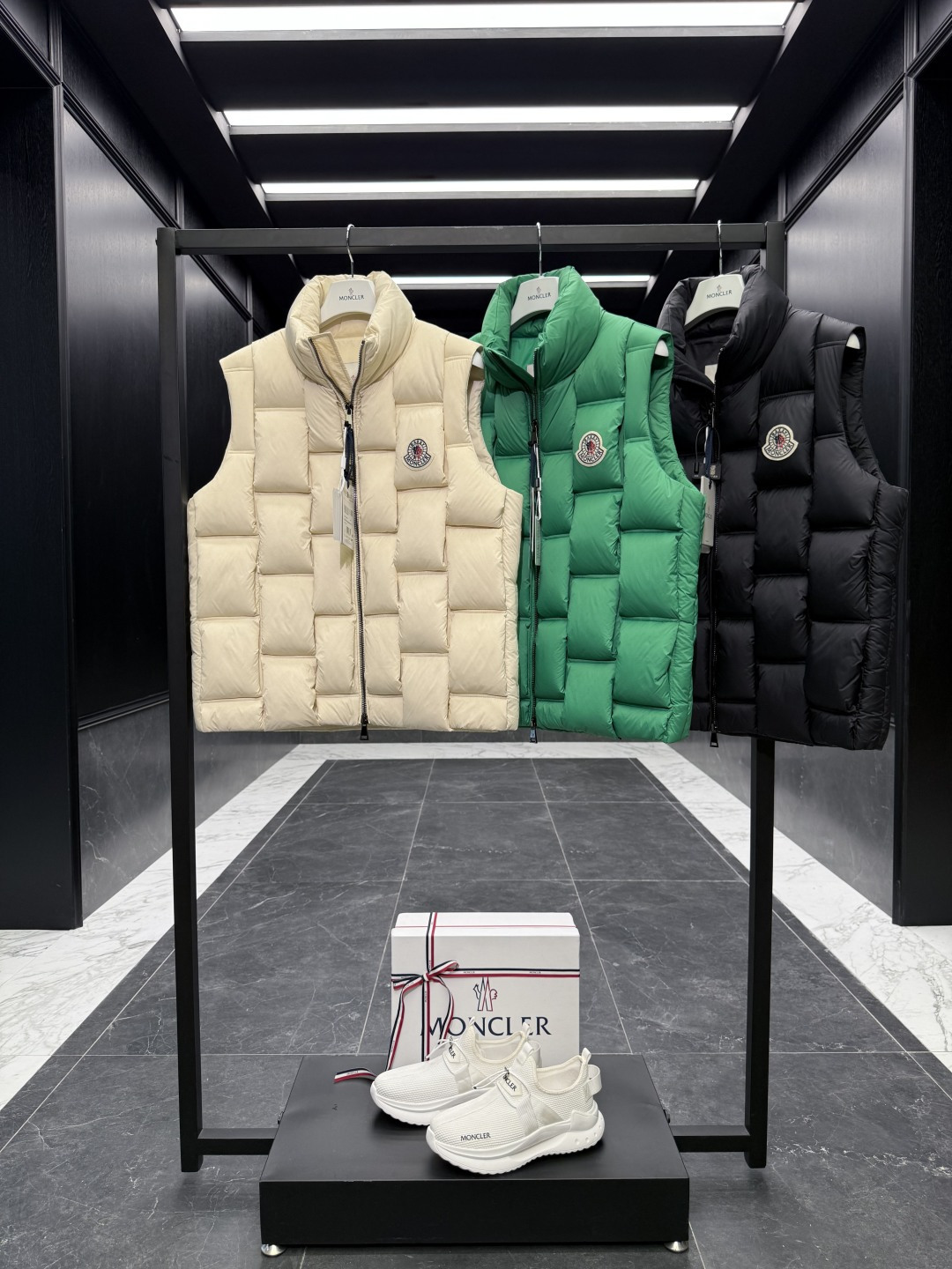 Moncler x ChristoPher Raxxy明星同款男女款3D绗缝拉链羽绒马甲.三色实拍展示.