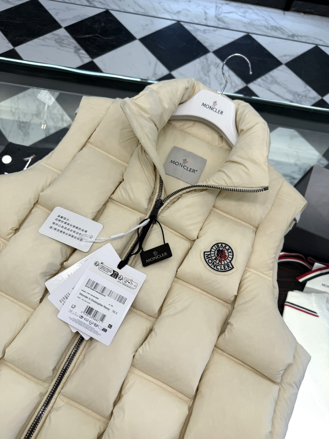 Moncler x ChristoPher Raxxy明星同款男女款3D绗缝拉链羽绒马甲.更多细节实拍.