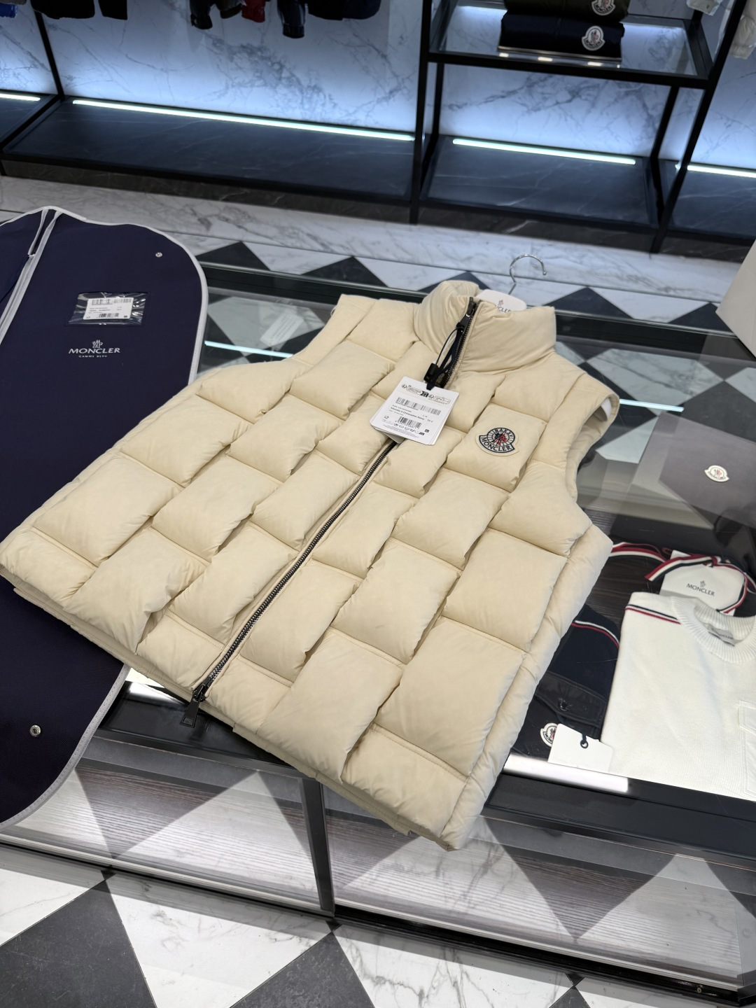 Moncler x ChristoPher Raxxy明星同款男女款3D绗缝拉链羽绒马甲.更多细节实拍.