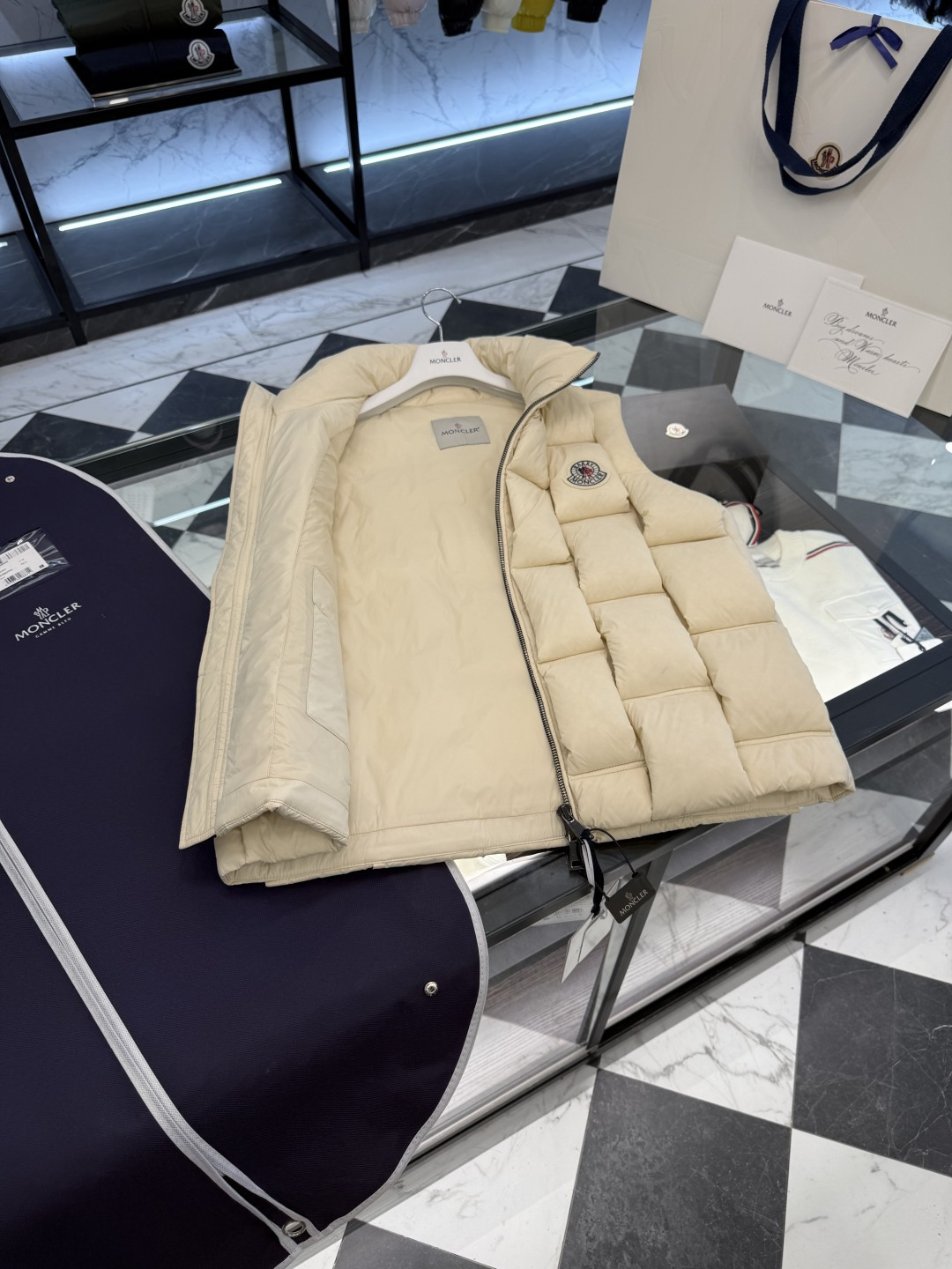 Moncler x ChristoPher Raxxy明星同款男女款3D绗缝拉链羽绒马甲.更多细节实拍.