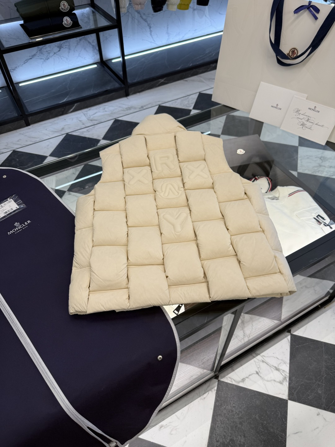 Moncler x ChristoPher Raxxy明星同款男女款3D绗缝拉链羽绒马甲.更多细节实拍.