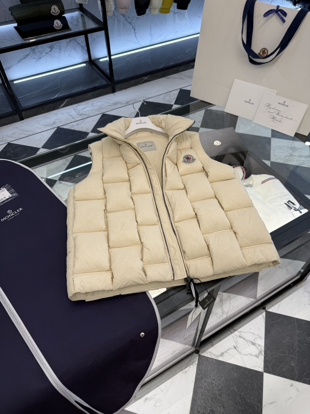 Moncler x ChristoPher Raxxy明星同款男女款3D绗缝拉链羽绒马甲.更多细节实拍.