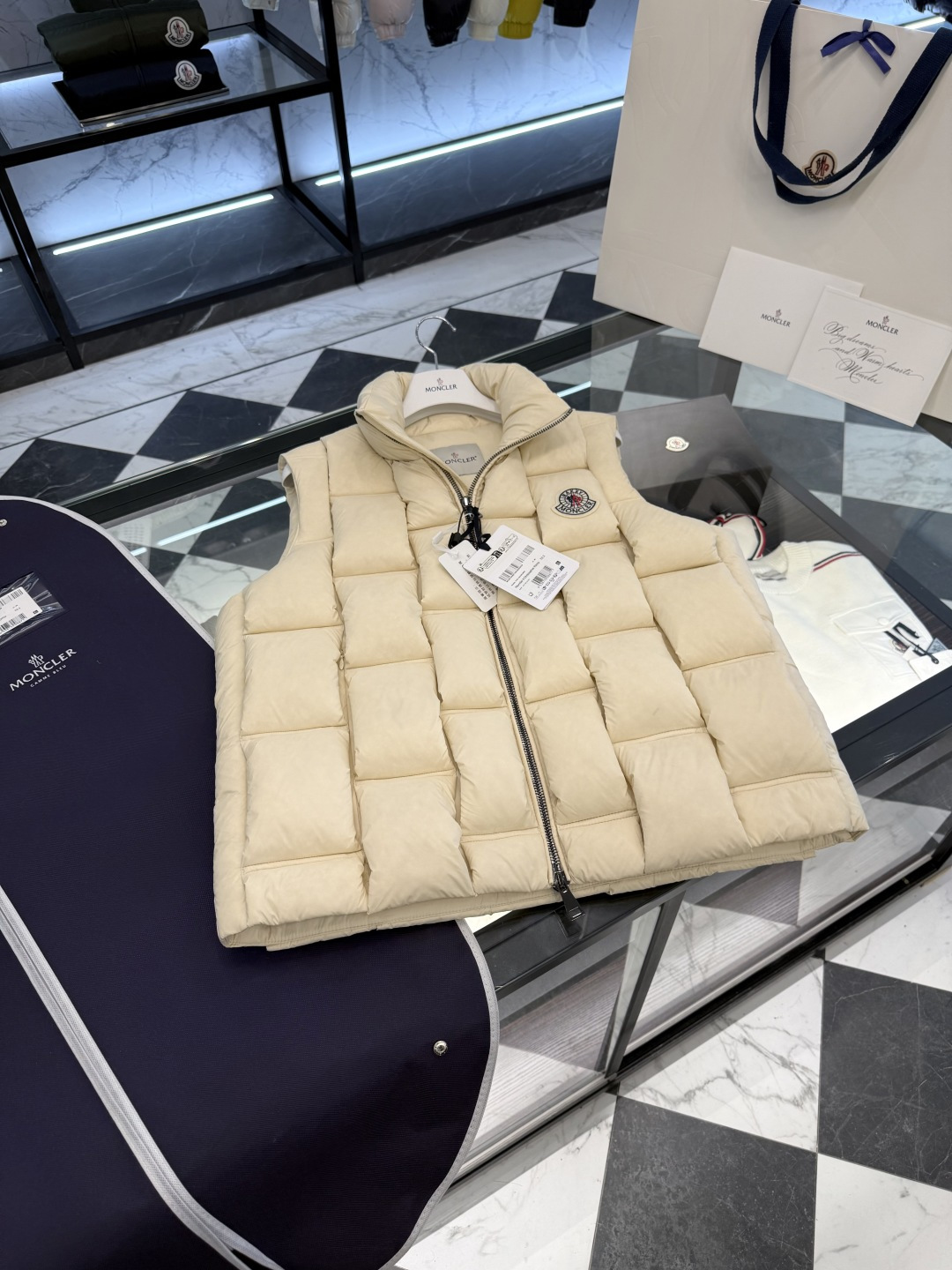 Moncler x ChristoPher Raxxy明星同款男女款3D绗缝拉链羽绒马甲.更多细节实拍.