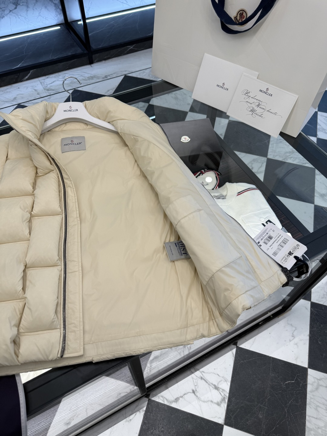 Moncler x ChristoPher Raxxy明星同款男女款3D绗缝拉链羽绒马甲.更多细节实拍.