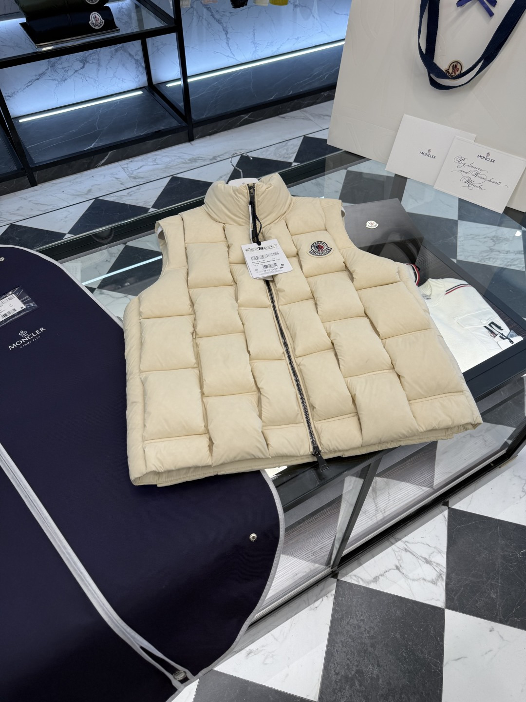 Moncler x ChristoPher Raxxy明星同款男女款3D绗缝拉链羽绒马甲.更多细节实拍.