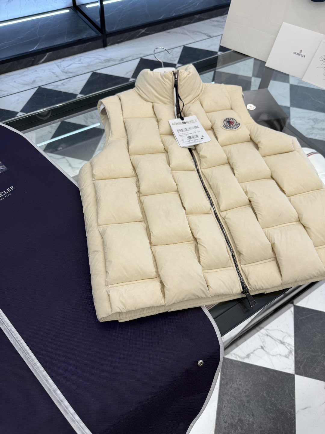 Moncler x ChristoPher Raxxy明星同款男女款3D绗缝拉链羽绒马甲.更多细节实拍.