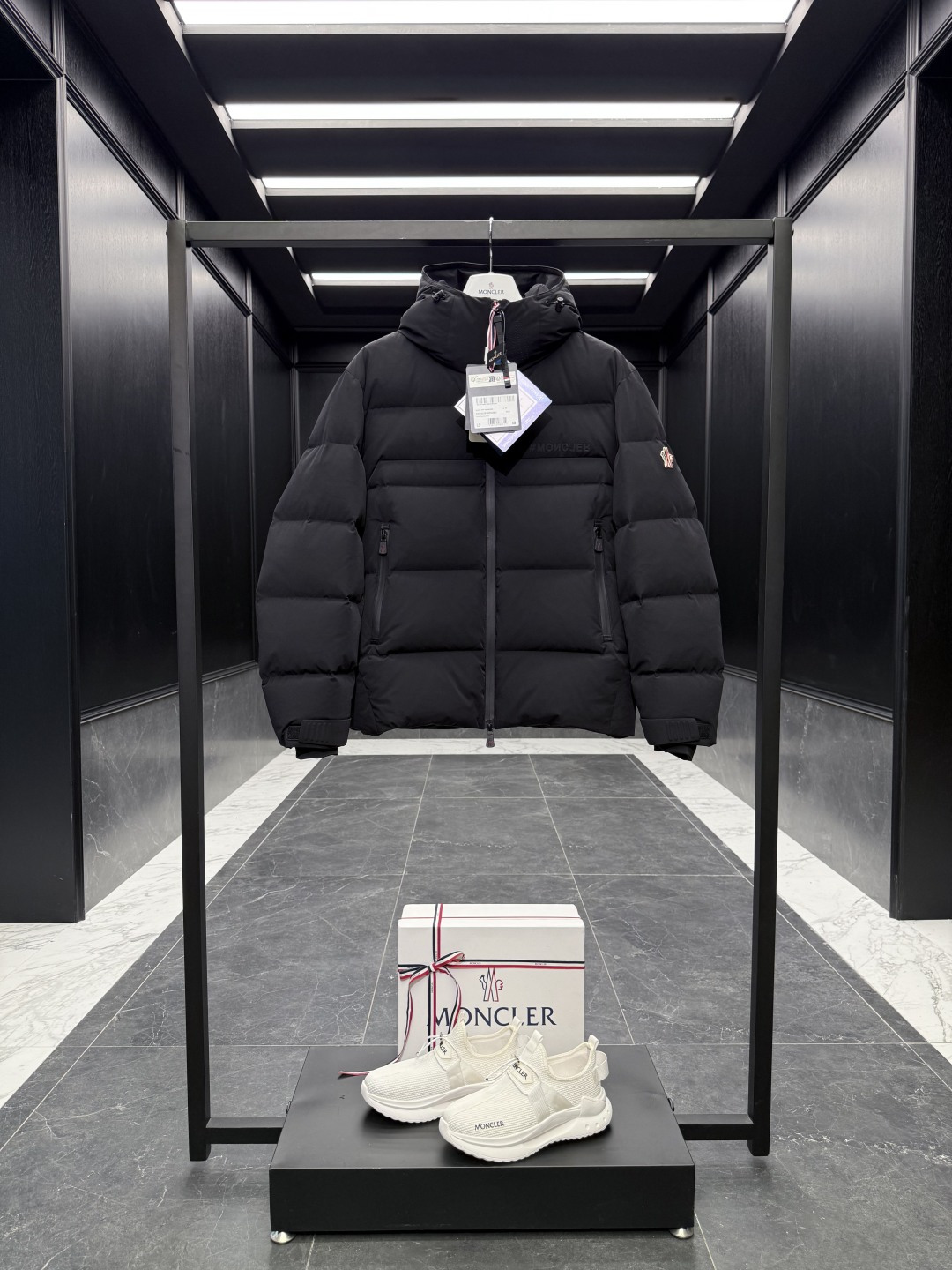 NO:597296,Special down Moncler black label ski [channel premium] OEM export level order goods. The cut version is a super popular item! Perfect condition. 2025 Autumn and Winter Grenoble ski down jacket, an immortal legend that highlights the style and temperament. The ultimate casual outdoor down jacket, giving you caring warmth in the cold winter. Comes standard with a full set of counter gift box packaging. (original airplane box, original shopping bag, original dust-proof grass, original hanger, original thank you card, original ribbon, upgraded original oversized magnetic gift box.) Comes with a thickened windproof collar. Equipped with a windproof placket. Equipped with an internal electronic device pocket. Excellent functionality and thermal protection are the basic principles that every Grenoble must have. Excellent European standard DIST 90% goose down and 10% feathers are treated with direct velvet filling technology. It has strong warmth retention, is light and breathable, and has no odor! The latest Gore-tex nylon fiber fabric, a high-grade adhesive type product, has a more significant waterproof, windproof and breathable effect. It is different from the PU coated fabrics on the market. The interior is made of Toray high-gloss polyester nylon fabric. The texture and feel are undoubtedly superior. The windproof, cold-proof and warm-keeping effect is excellent, and the lock-velvet design is no ordinary! The large hood-shaped collar design is not removable. You can feel the presence of warmth at a glance, and the efficient thermal insulation measures can lock in the warmth in minutes. The inner part is equipped with an elastic wind and snow skirt designed to provide better wrapping, and the windproof and cold-proof effect is more significant. The glued waterproof zipper design is also an essential skill for Grenoble ski clothing. Size1-5,,skirts,down jacket,hats,alexander wang19860909特级羽绒Moncler黑标滑雪【渠道臻品】代工厂出口级别订单货品.裁剪版型超级好看的王牌爆款单品！品相完美.2025秋冬 Grenoble滑雪羽绒服 彰显造型气质的不朽传奇.极致款的休闲户外型羽绒服,寒风凛冽的冬季让您拥有关怀备至的温暖. 标配全套柜台礼盒包装.（原版飞机盒,原版购物袋,原版防尘草,原版衣架,原版感谢卡,原版丝带,升级原版超大磁吸礼盒.） 带有加厚防风衣领. 配有防风门襟. 配有内部电子设备口袋. 卓越的功能性与保暖防护是每一件Grenoble所必备的基本准则.优异的欧标DIST90％鹅绒10％羽毛进行直充绒技术处理.保暖性极强,轻便透气,无异味! 最新型的Gore-tex尼龙纤维面料,压胶型的高级产品防水防风透气效果更显著.区别于市面的PU涂层的面料. 内里东丽高光聚脂尼龙面料,质感及手感毋庸置疑的优越.防风抗寒保暖效果极佳,锁绒设计绝非一般! 兜帽型大围领设计,不可拆卸.一眼就能感觉出暖和的存在,高效的保暖措施让温暖分分钟锁住. 内里配备弹性风雪裙设计包裹性更好,防风抗寒效果更为显著.压胶防水型拉链设计这也是Grenoble系滑雪服的必备技能. Size1-5,,skirts,down jacket,hats,alexander wang,Men's clothing