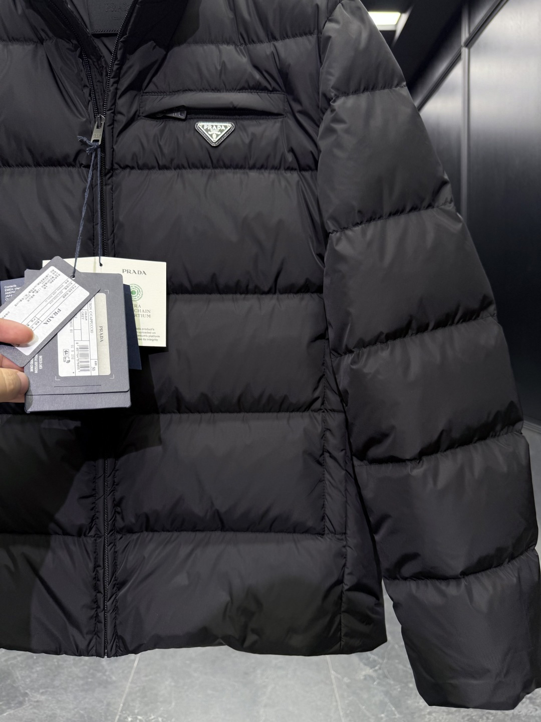 特级羽绒⬆️Prada Re-Nylon再生尼龙立领羽绒夹克外套.2025全新经典款.(⚠️新款为全新面