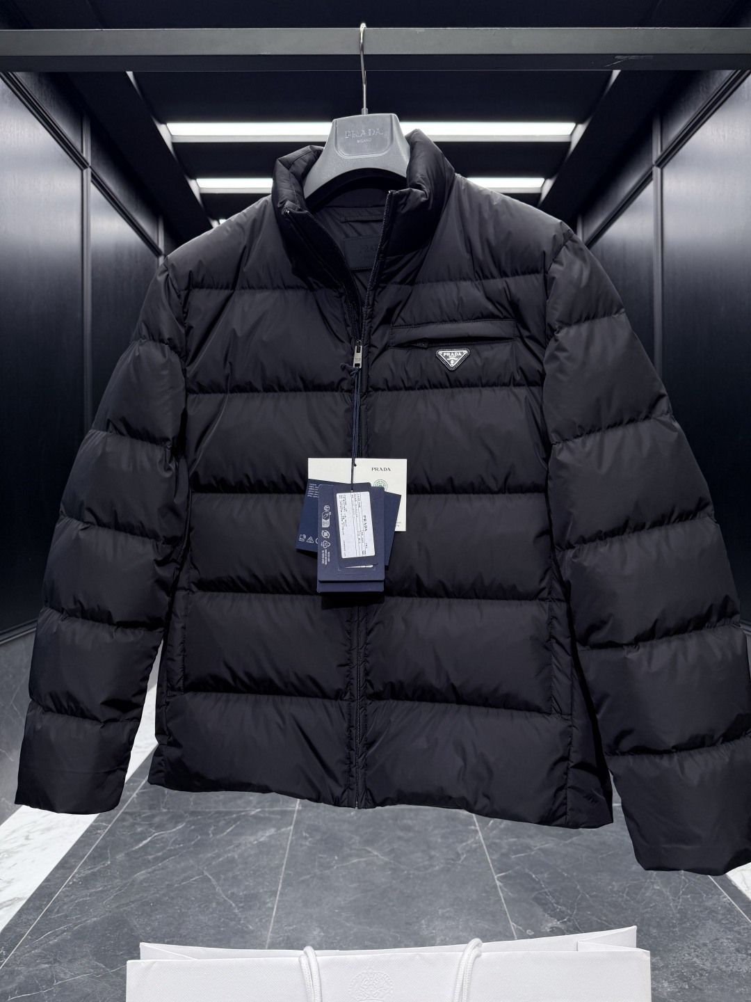 特级羽绒⬆️Prada Re-Nylon再生尼龙立领羽绒夹克外套.2025全新经典款.(⚠️新款为全新面