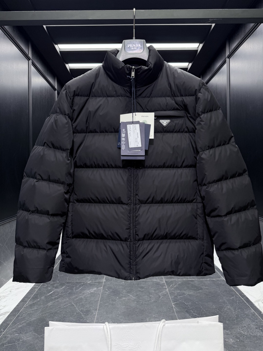 特级羽绒⬆️Prada Re-Nylon再生尼龙立领羽绒夹克外套.2025全新经典款.(⚠️新款为全新面