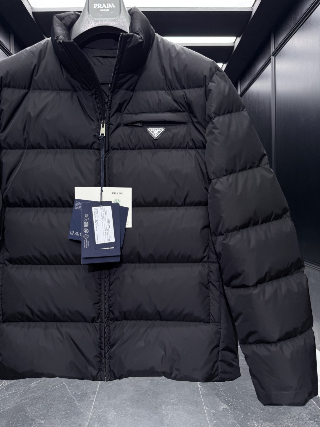 特级羽绒⬆️Prada Re-Nylon再生尼龙立领羽绒夹克外套.2025全新经典款.(⚠️新款为全新面