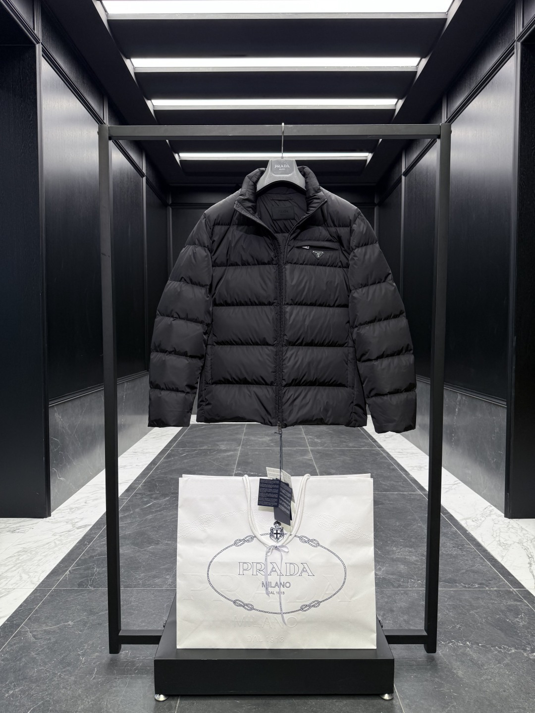 特级羽绒⬆️Prada Re-Nylon再生尼龙立领羽绒夹克外套.2025全新经典款.(⚠️新款为全新面