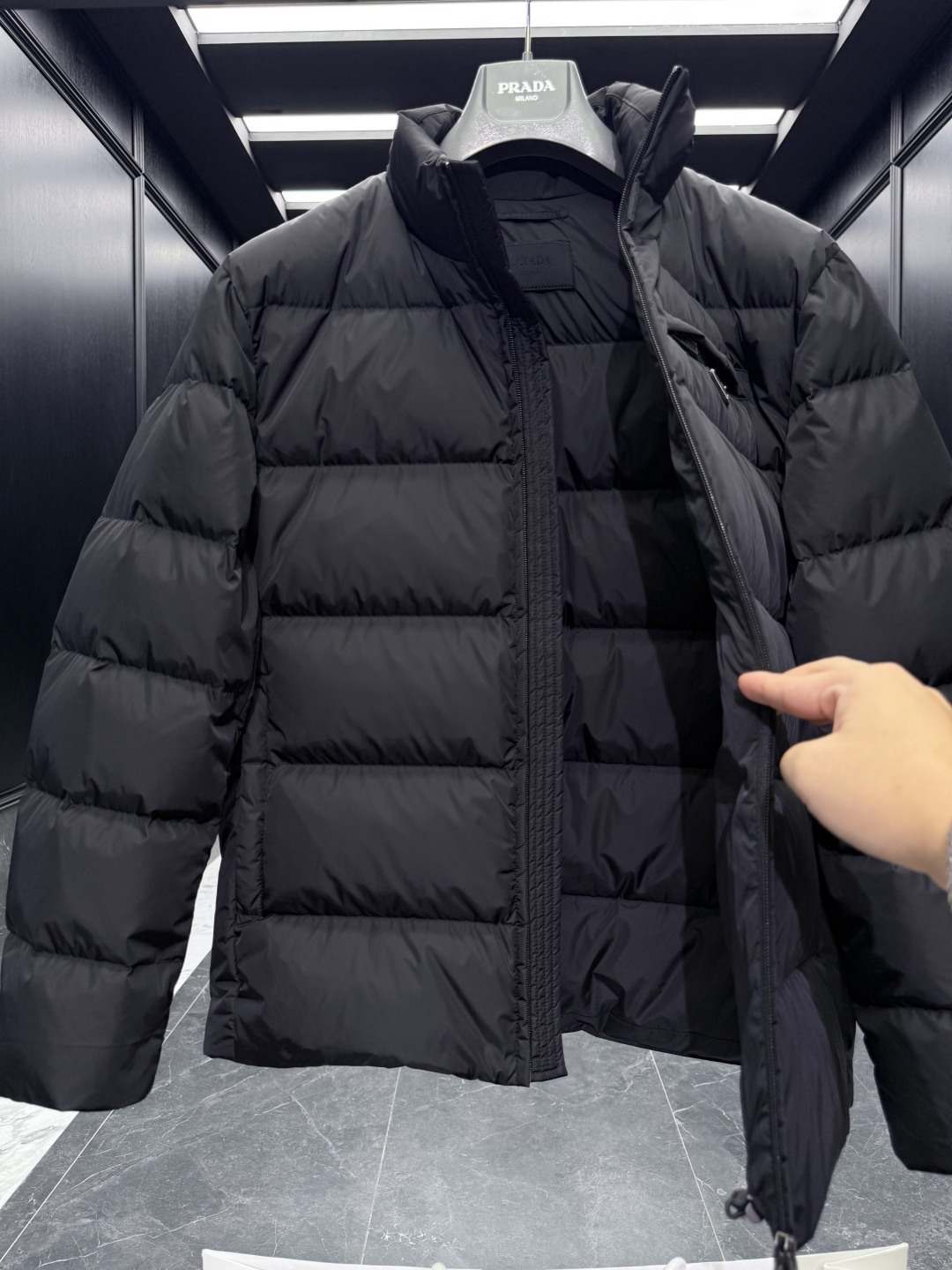 特级羽绒⬆️Prada Re-Nylon再生尼龙立领羽绒夹克外套.2025全新经典款.(⚠️新款为全新面