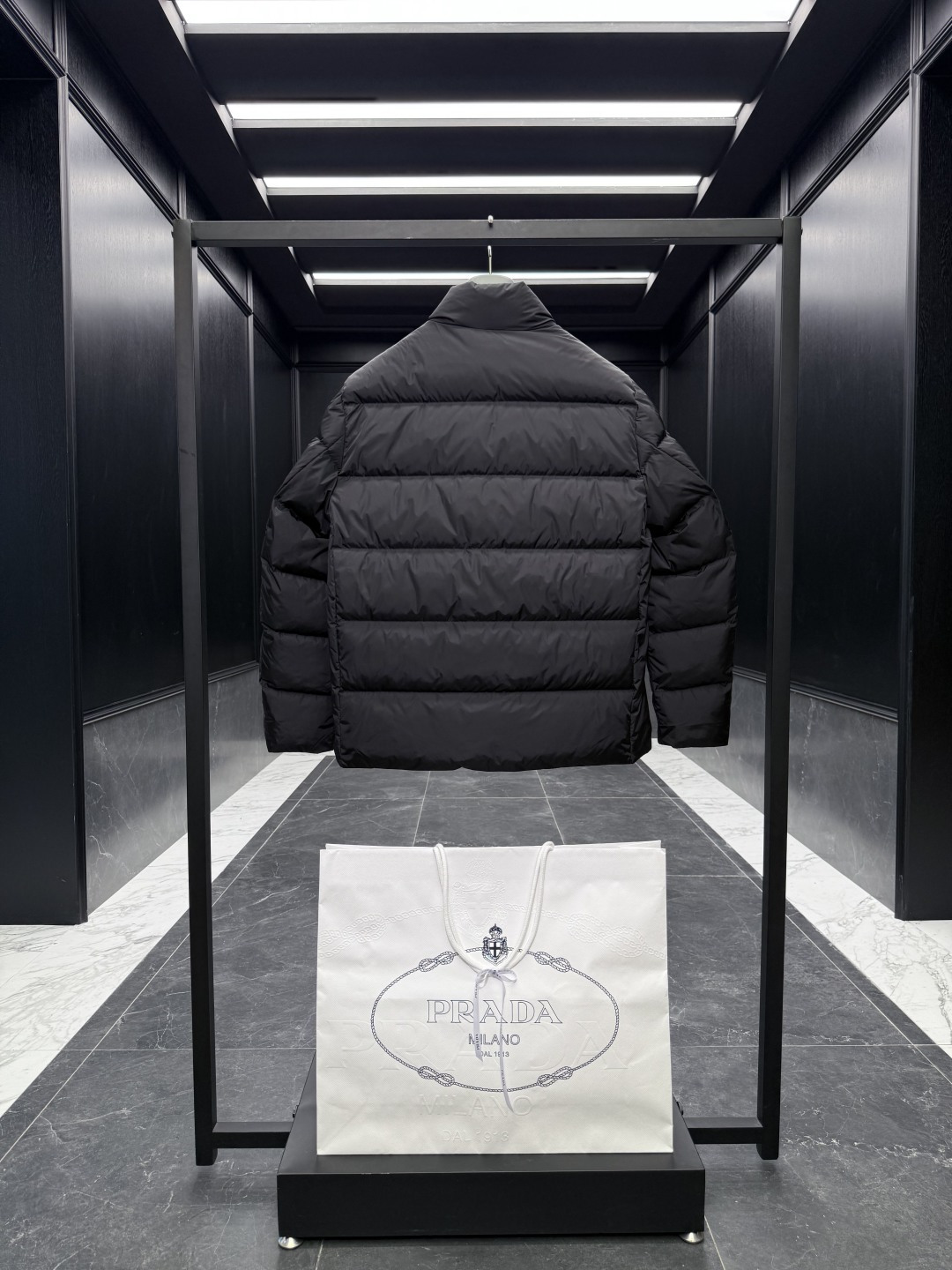 特级羽绒⬆️Prada Re-Nylon再生尼龙立领羽绒夹克外套.2025全新经典款.(⚠️新款为全新面