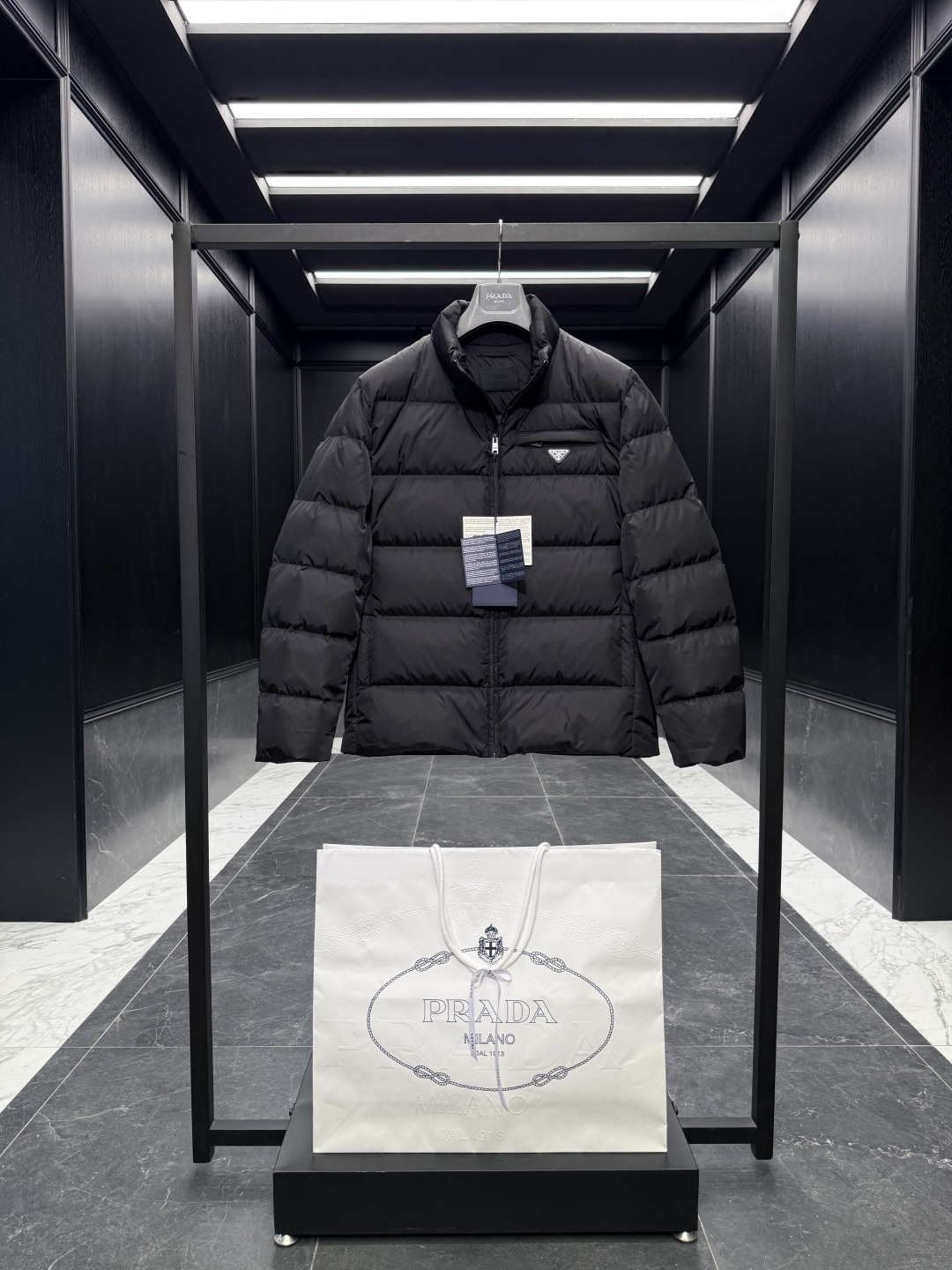 特级羽绒⬆️Prada Re-Nylon再生尼龙立领羽绒夹克外套.2025全新经典款.(⚠️新款为全新面