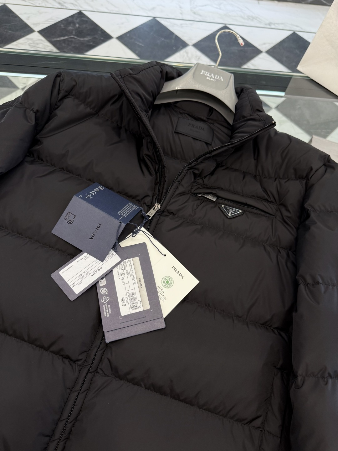 Prada Re-Nylon再生尼龙立领羽绒夹克外套.2025全新经典款.更多细节实拍.