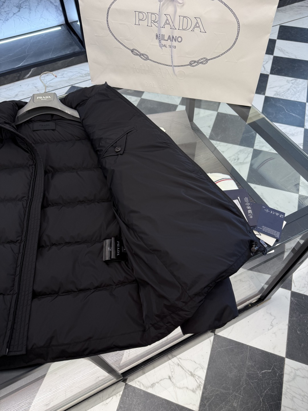 Prada Re-Nylon再生尼龙立领羽绒夹克外套.2025全新经典款.更多细节实拍.