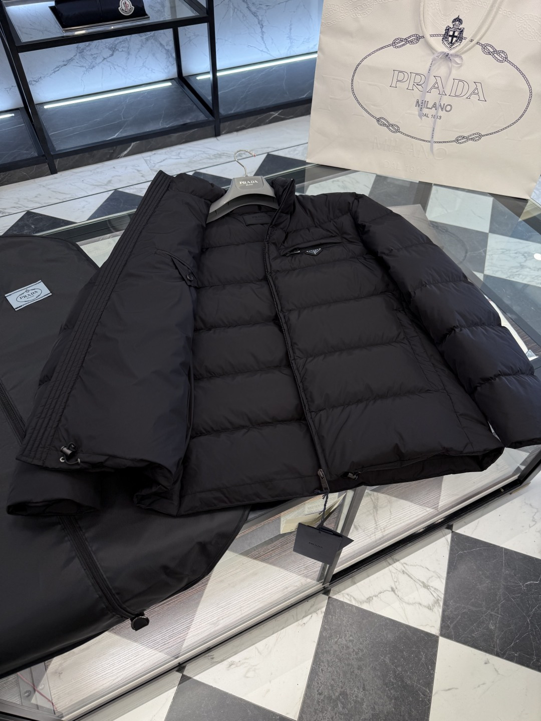 Prada Re-Nylon再生尼龙立领羽绒夹克外套.2025全新经典款.更多细节实拍.