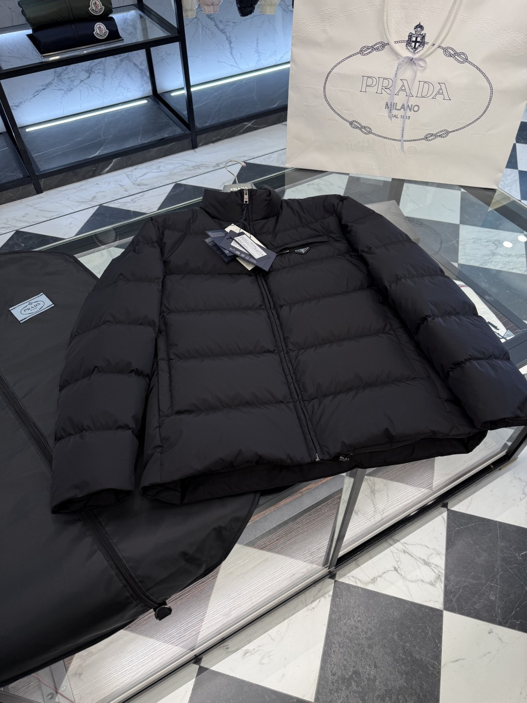 NO:573350,Prada Re-Nylon regenerated nylon stand collar down jacket. 2025 new classic style. More details real shot.,, prada,jackets & coats,jackets & coats,down jacket,alexander wang19860909Prada Re-Nylon再生尼龙立领羽绒夹克外套.2025全新经典款.更多细节实拍.,,prada,jackets & coats,jackets & coats,down jacket,alexander wang,Men's clothing