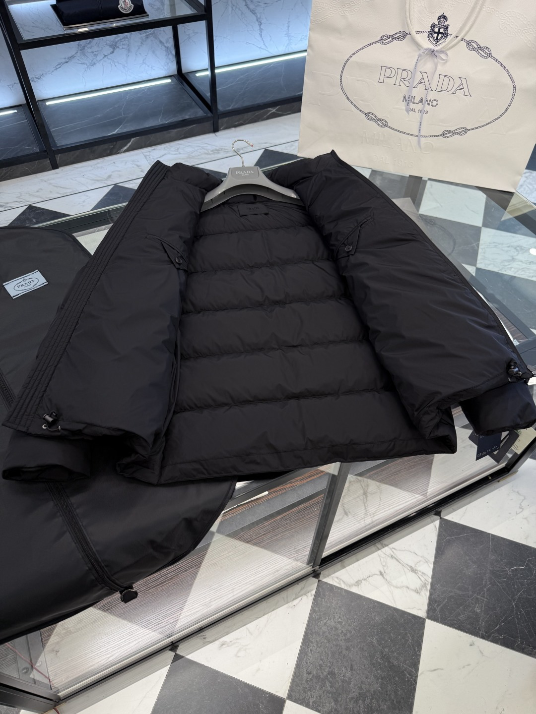 Prada Re-Nylon再生尼龙立领羽绒夹克外套.2025全新经典款.更多细节实拍.