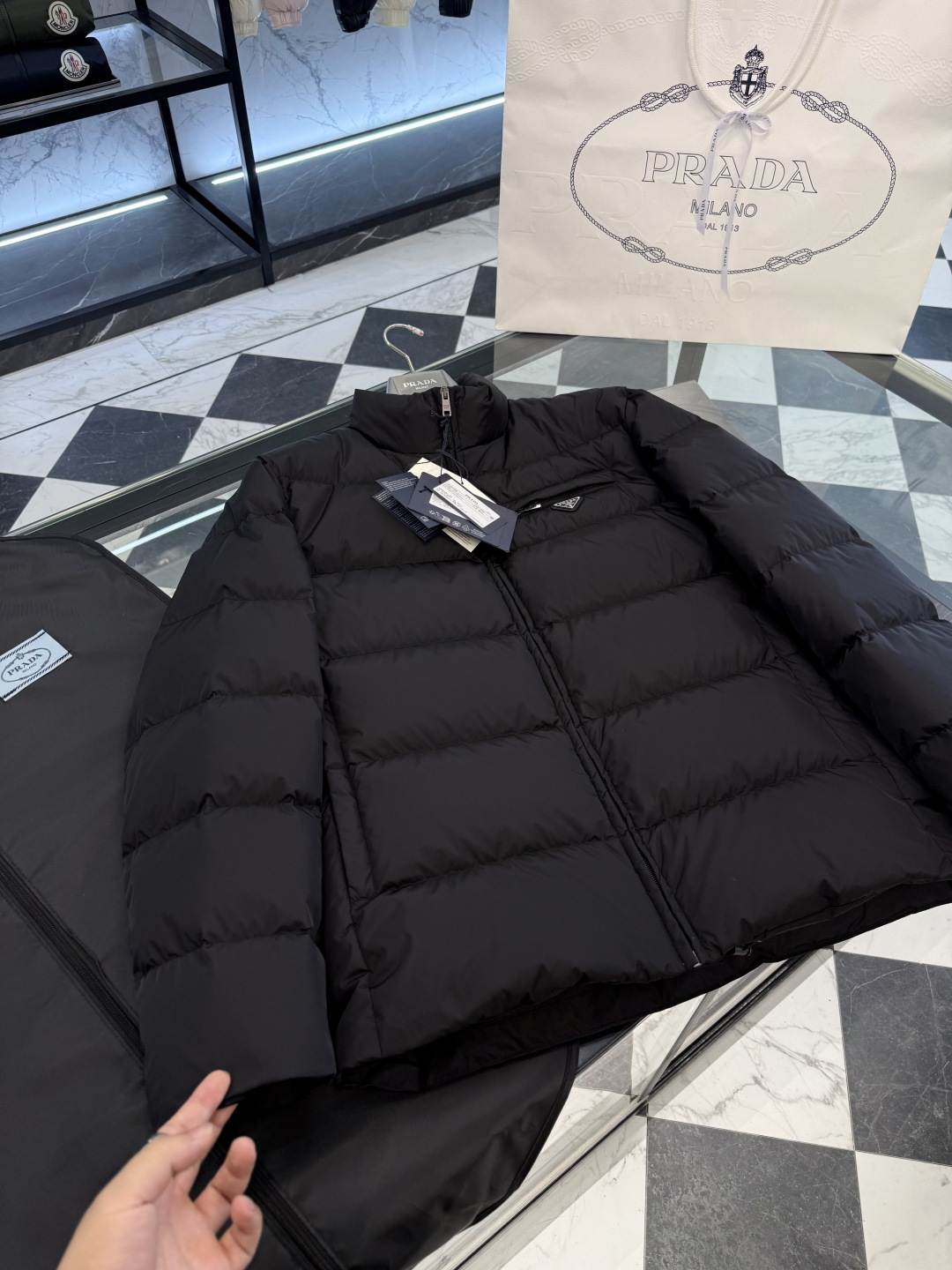 Prada Re-Nylon再生尼龙立领羽绒夹克外套.2025全新经典款.更多细节实拍.