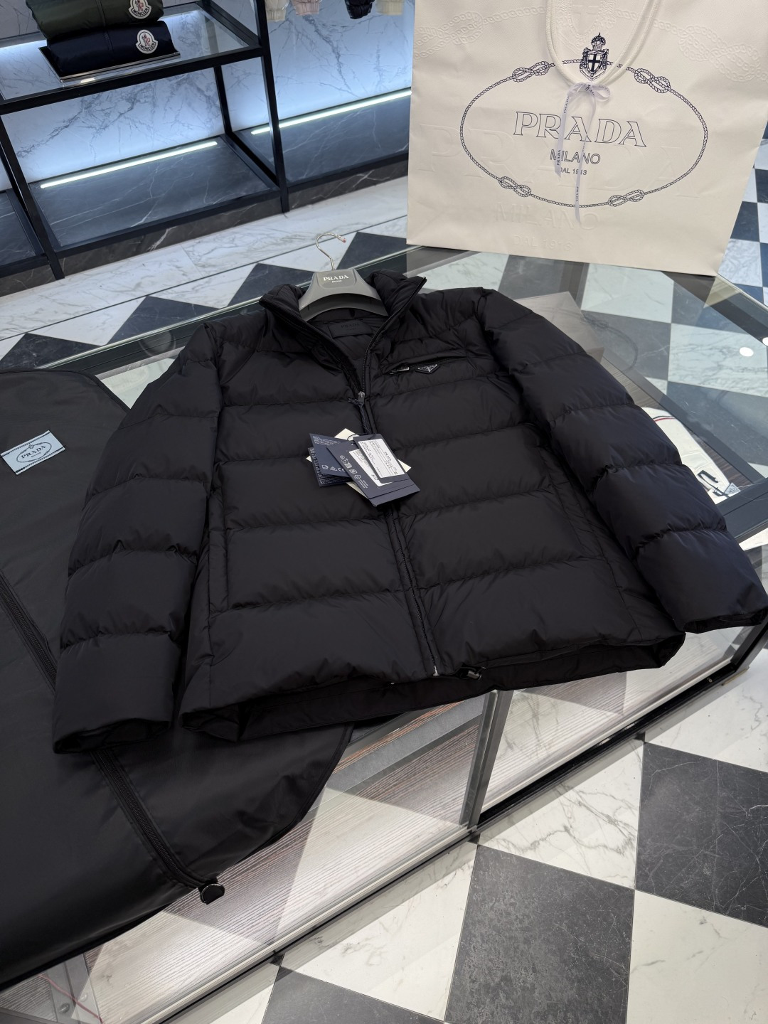 Prada Re-Nylon再生尼龙立领羽绒夹克外套.2025全新经典款.更多细节实拍.