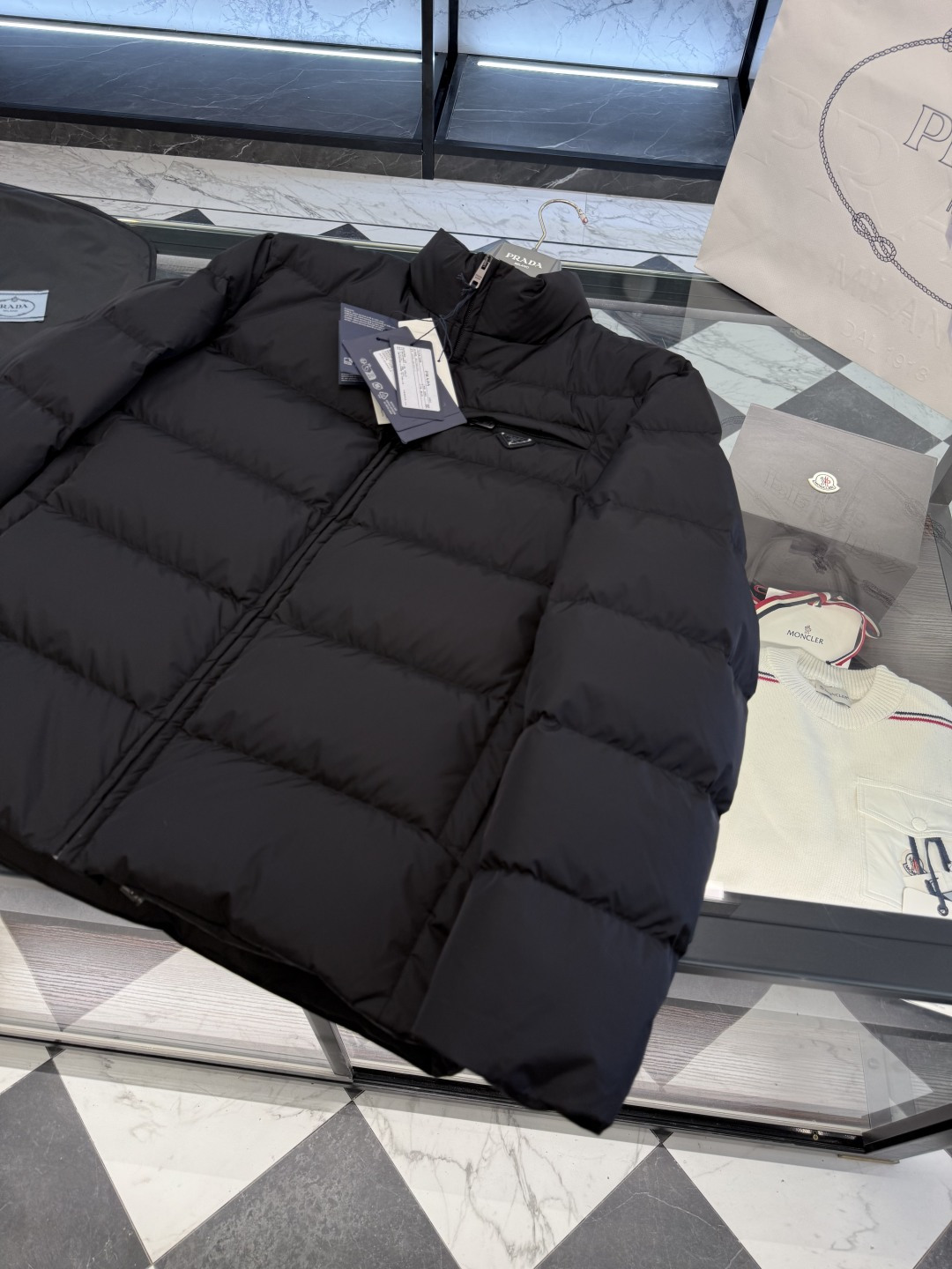 Prada Re-Nylon再生尼龙立领羽绒夹克外套.2025全新经典款.更多细节实拍.