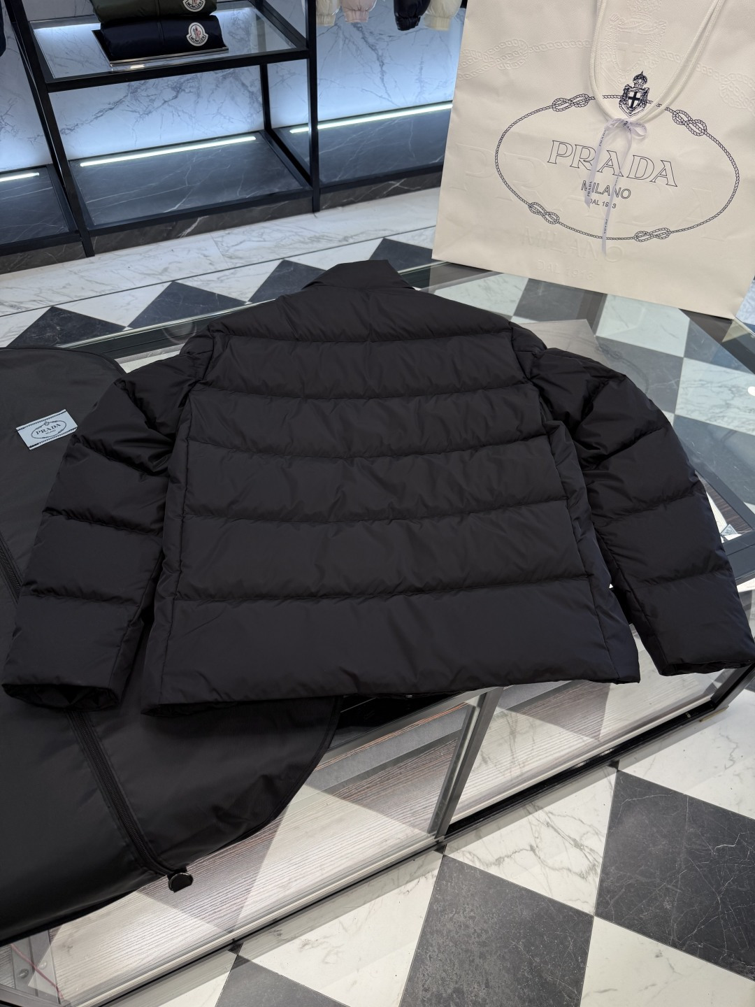 Prada Re-Nylon再生尼龙立领羽绒夹克外套.2025全新经典款.更多细节实拍.