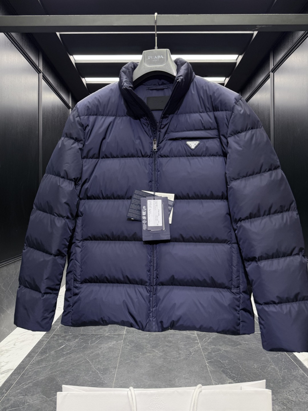 特级羽绒⬆️Prada Re-Nylon再生尼龙立领羽绒夹克外套.2025全新经典款.(⚠️新款为全新面