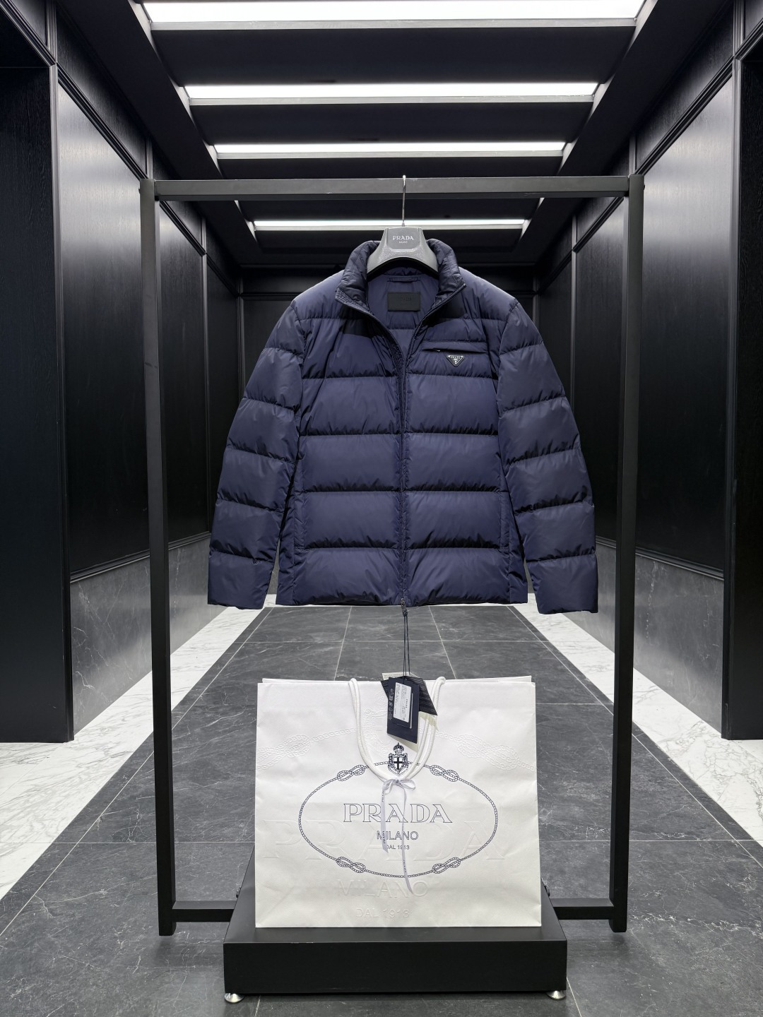 特级羽绒⬆️Prada Re-Nylon再生尼龙立领羽绒夹克外套.2025全新经典款.(⚠️新款为全新面