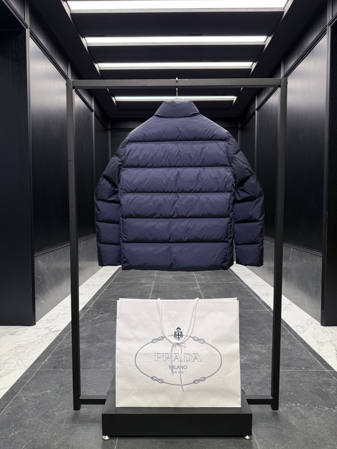 特级羽绒⬆️Prada Re-Nylon再生尼龙立领羽绒夹克外套.2025全新经典款.(⚠️新款为全新面