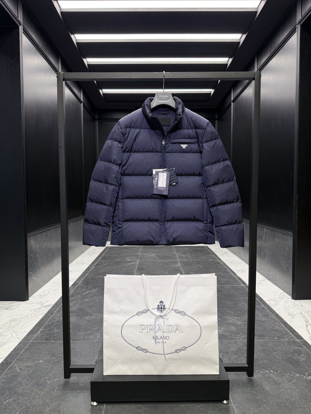 特级羽绒⬆️Prada Re-Nylon再生尼龙立领羽绒夹克外套.2025全新经典款.(⚠️新款为全新面