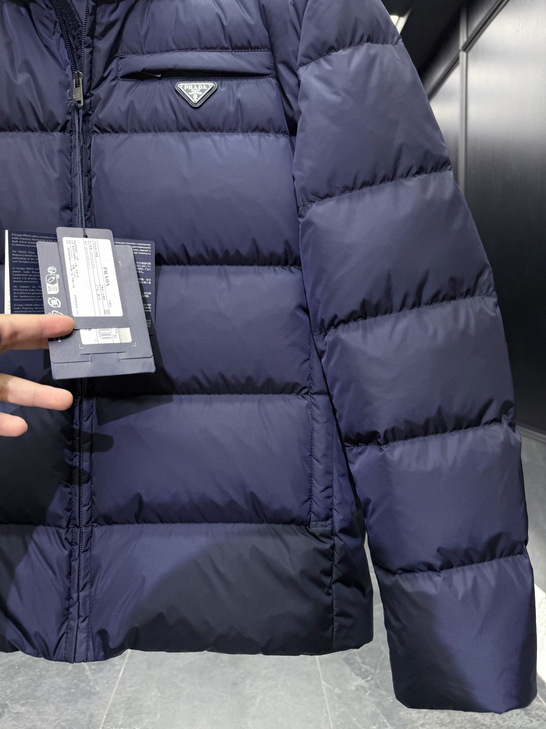 特级羽绒⬆️Prada Re-Nylon再生尼龙立领羽绒夹克外套.2025全新经典款.(⚠️新款为全新面