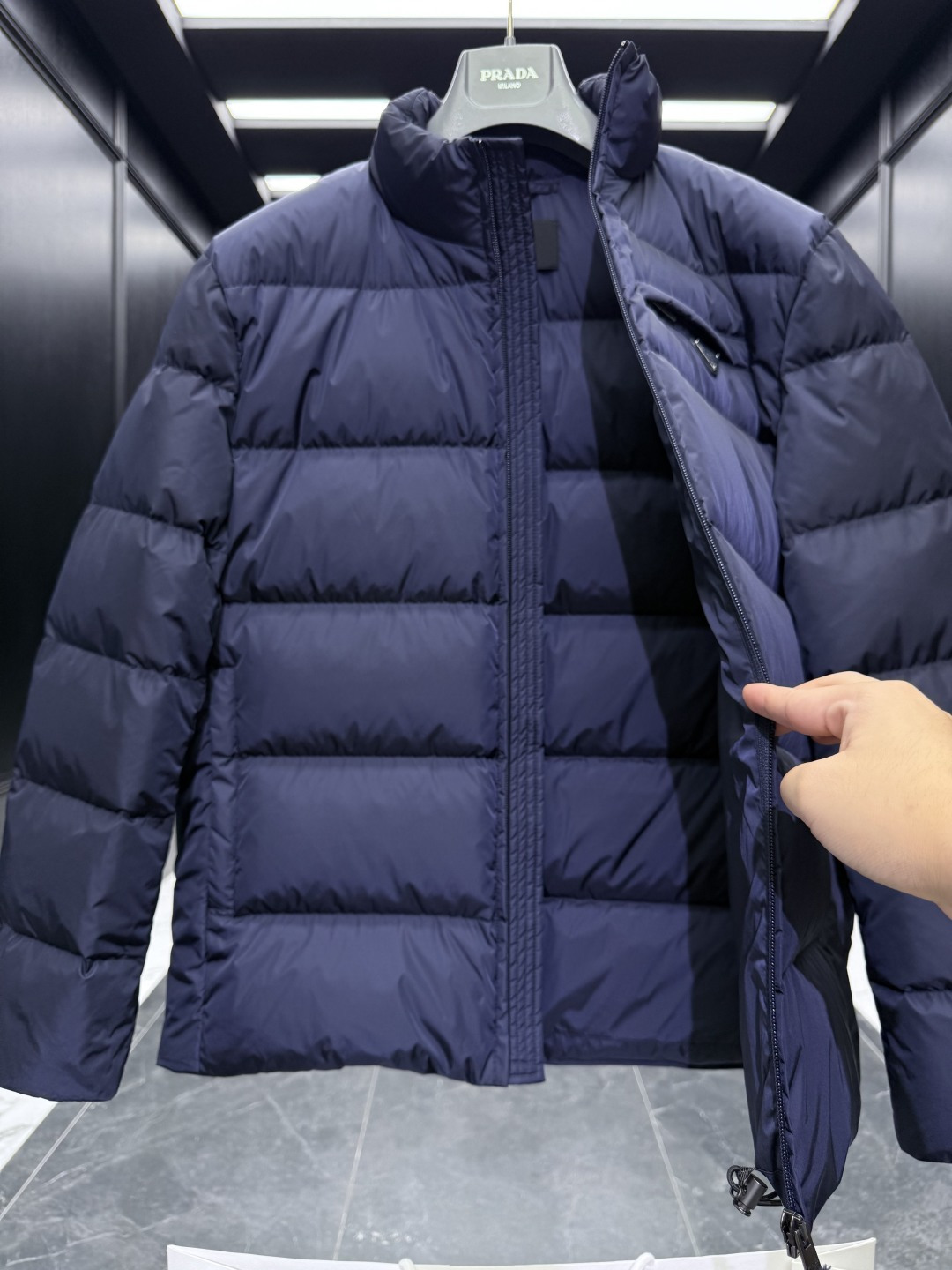 特级羽绒⬆️Prada Re-Nylon再生尼龙立领羽绒夹克外套.2025全新经典款.(⚠️新款为全新面