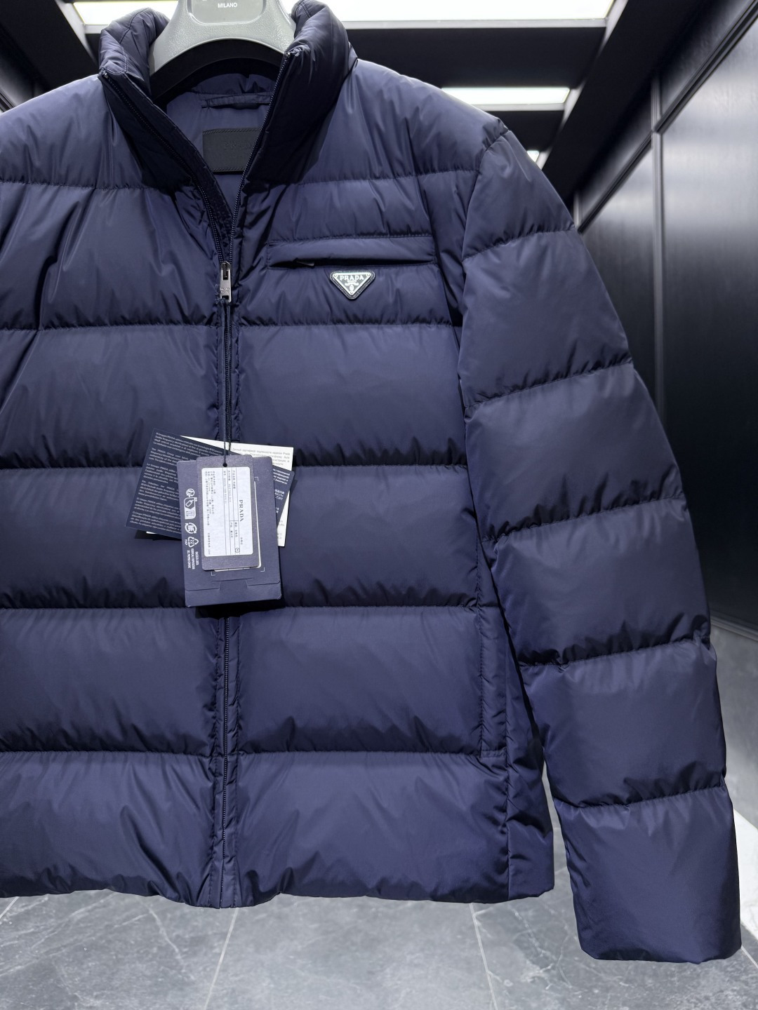 特级羽绒⬆️Prada Re-Nylon再生尼龙立领羽绒夹克外套.2025全新经典款.(⚠️新款为全新面