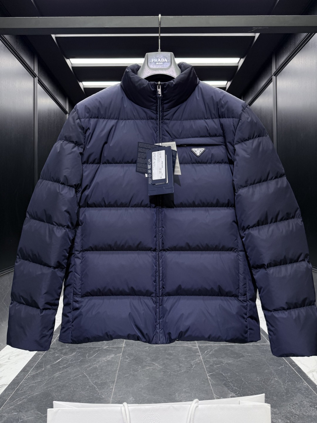 特级羽绒⬆️Prada Re-Nylon再生尼龙立领羽绒夹克外套.2025全新经典款.(⚠️新款为全新面