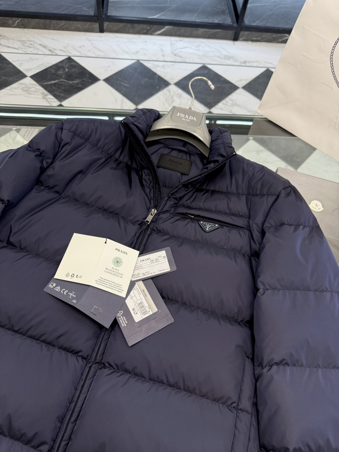 Prada Re-Nylon再生尼龙立领羽绒夹克外套.2025全新经典款.更多细节实拍.