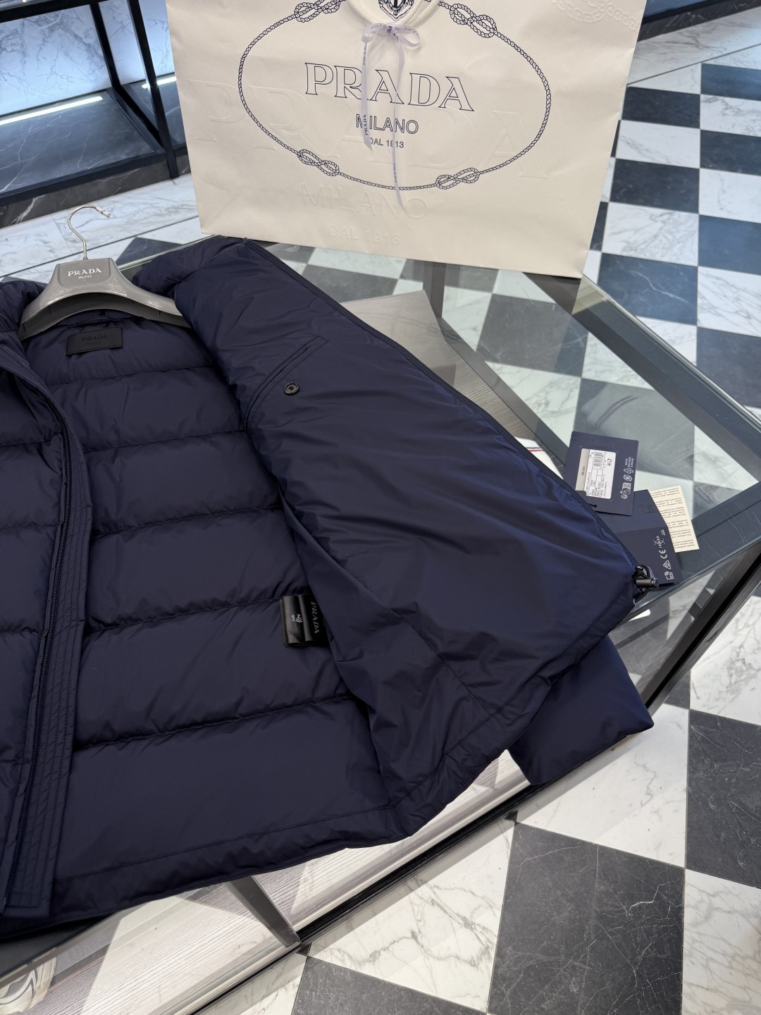 Prada Re-Nylon再生尼龙立领羽绒夹克外套.2025全新经典款.更多细节实拍.