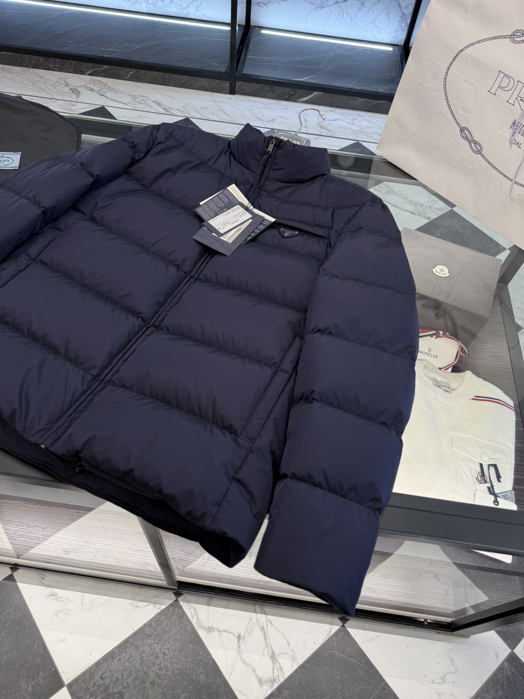 Prada Re-Nylon再生尼龙立领羽绒夹克外套.2025全新经典款.更多细节实拍.