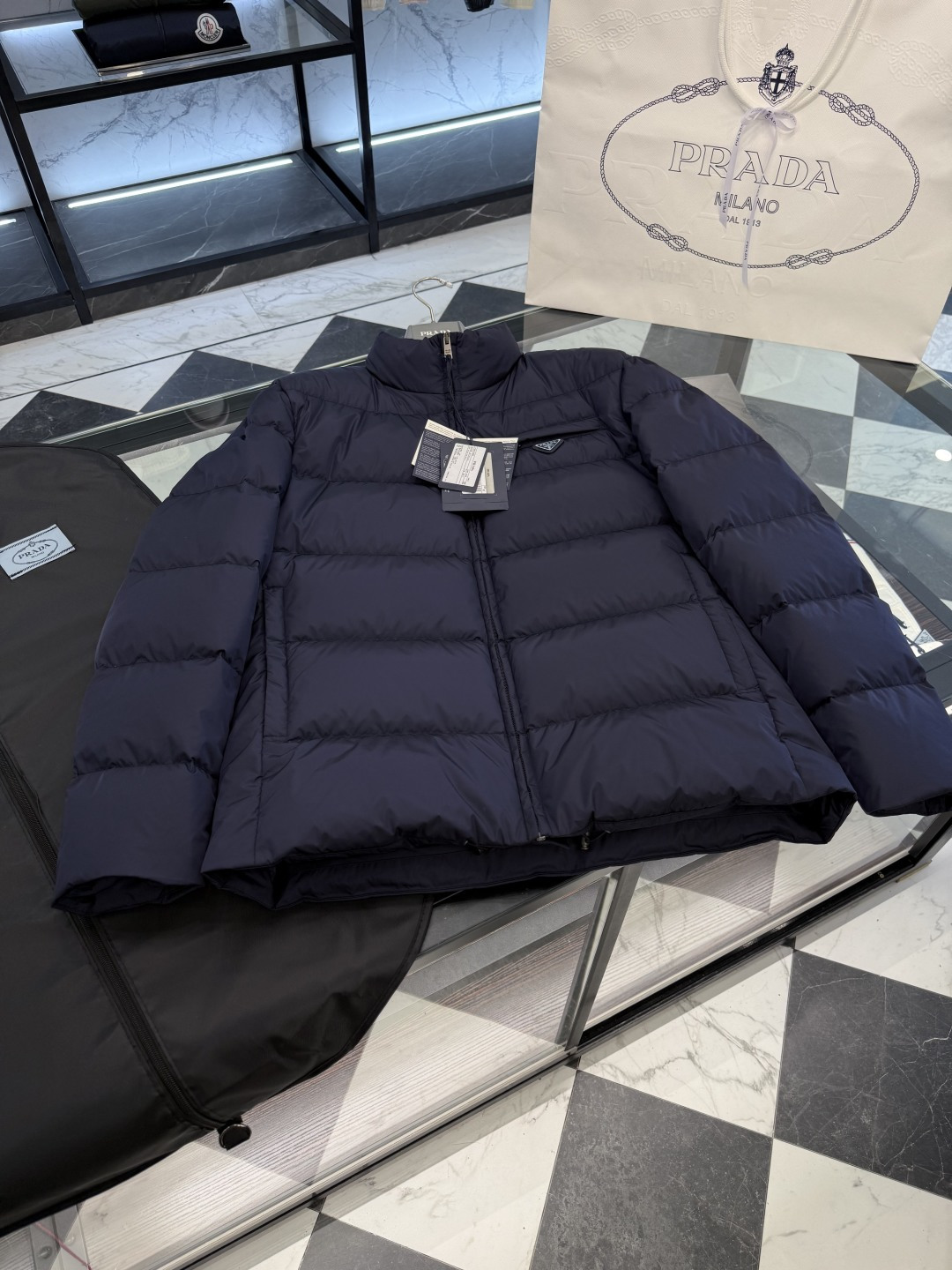 NO:573356,Prada Re-Nylon regenerated nylon stand collar down jacket. 2025 new classic style. More details real shot.,, prada,jackets & coats,jackets & coats,down jacket,alexander wang19860909Prada Re-Nylon再生尼龙立领羽绒夹克外套.2025全新经典款.更多细节实拍.,,prada,jackets & coats,jackets & coats,down jacket,alexander wang,Men's clothing
