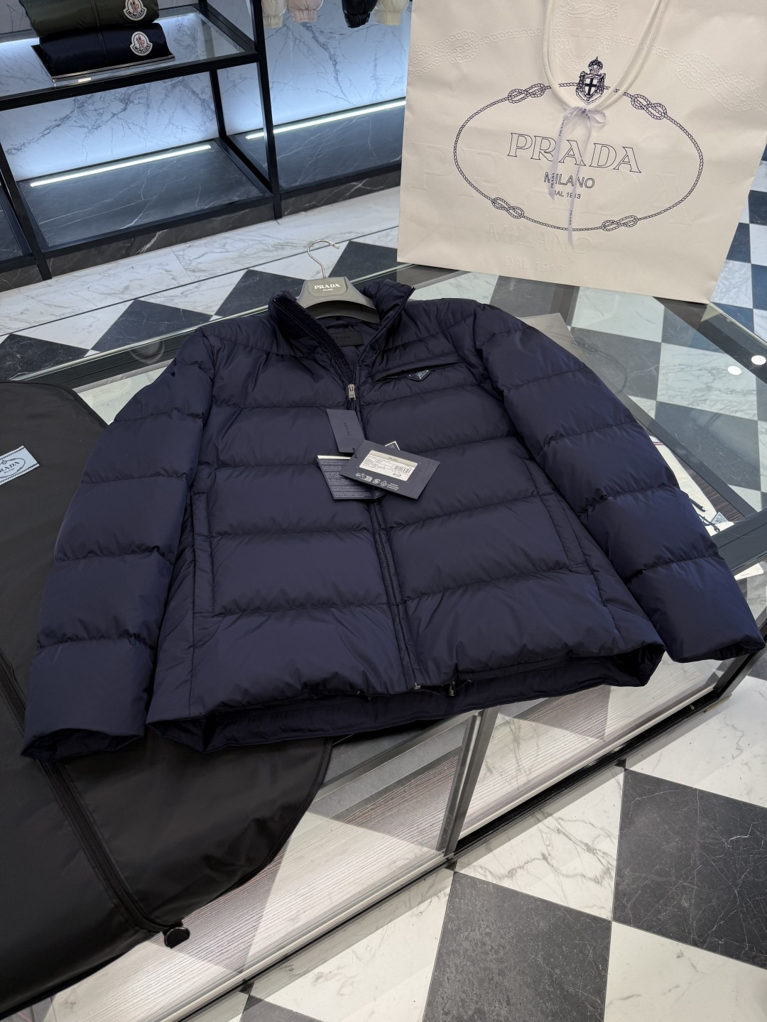 Prada Re-Nylon再生尼龙立领羽绒夹克外套.2025全新经典款.更多细节实拍.