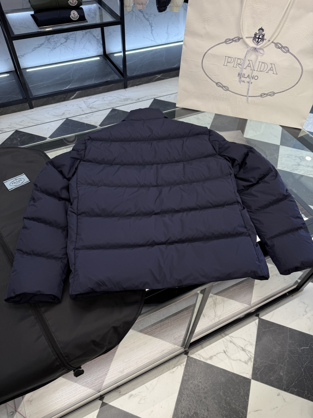 Prada Re-Nylon再生尼龙立领羽绒夹克外套.2025全新经典款.更多细节实拍.