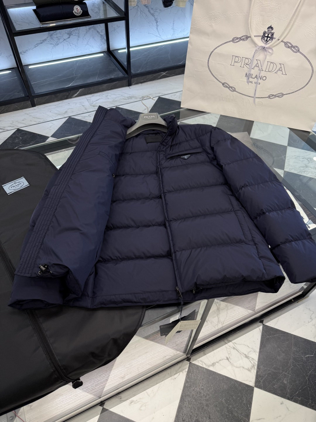 Prada Re-Nylon再生尼龙立领羽绒夹克外套.2025全新经典款.更多细节实拍.