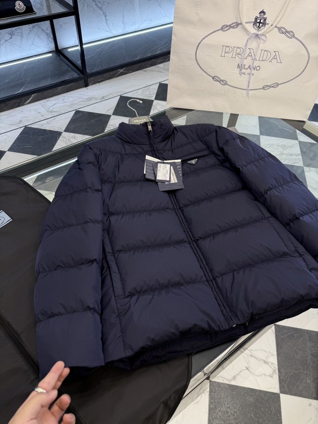 Prada Re-Nylon再生尼龙立领羽绒夹克外套.2025全新经典款.更多细节实拍.