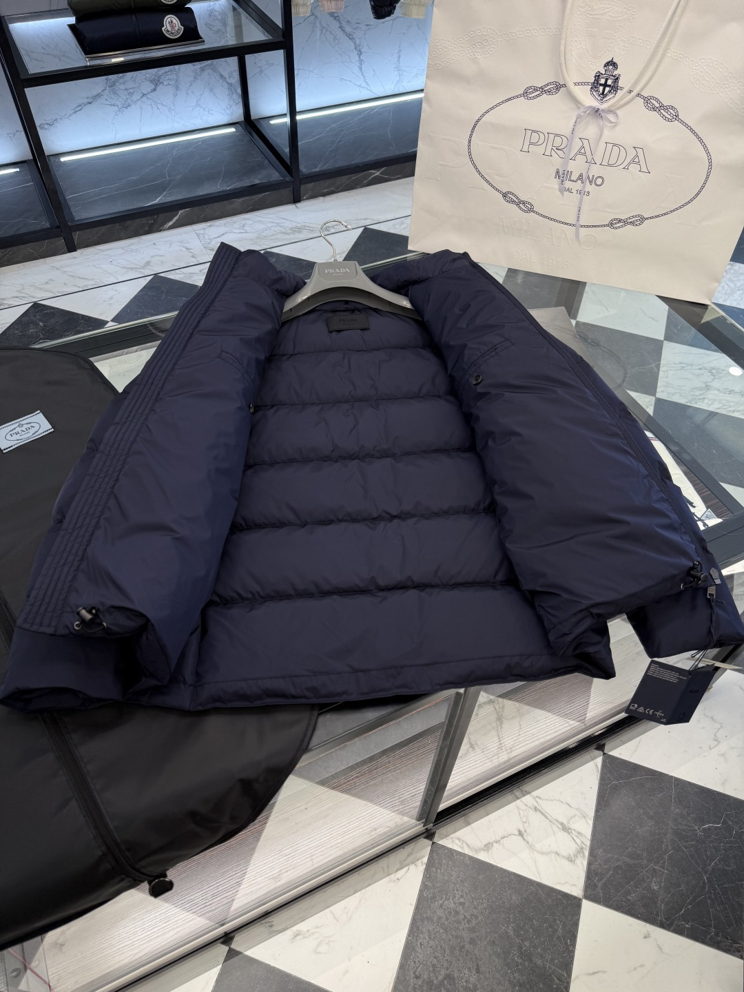 Prada Re-Nylon再生尼龙立领羽绒夹克外套.2025全新经典款.更多细节实拍.