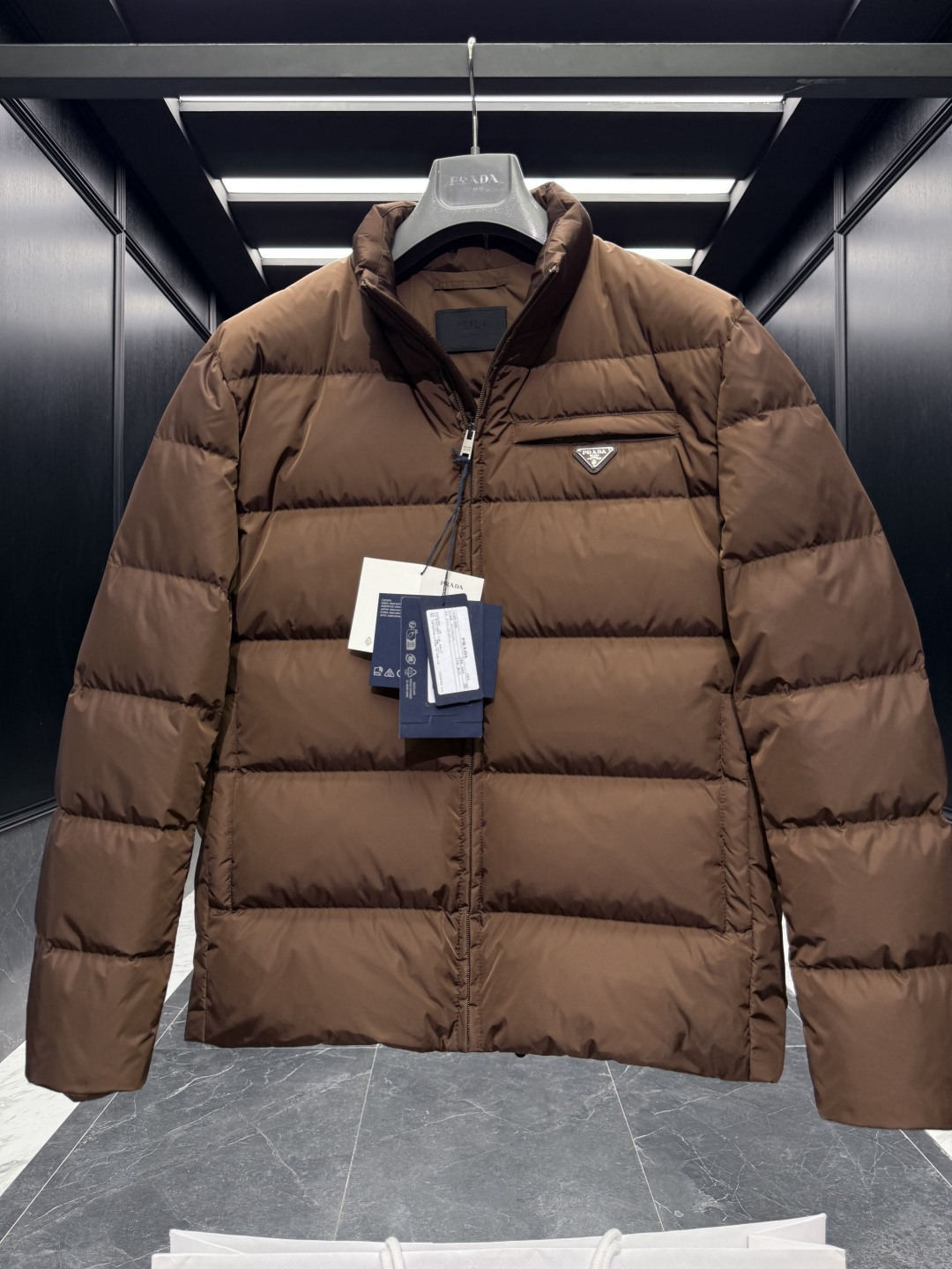 特级羽绒⬆️Prada Re-Nylon再生尼龙立领羽绒夹克外套.2025全新经典款.(⚠️新款为全新面